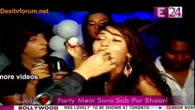 00_02_59 - sara khan16