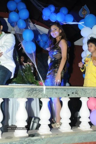 385480_404894349566981_432572380_n - sara khan16