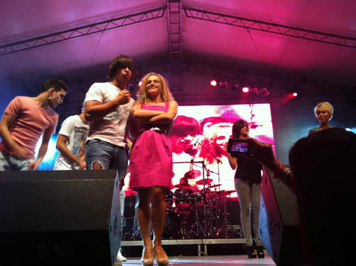 553432_428916560485026_678242091_n