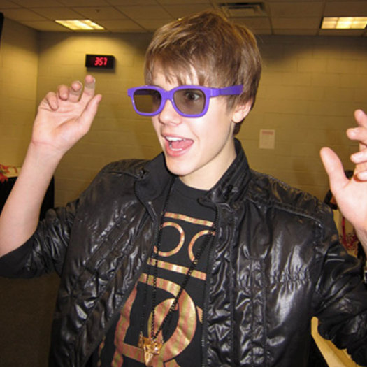 justin-bieber-purple-3d-glasses - Poze Cu fiecare Vedeta