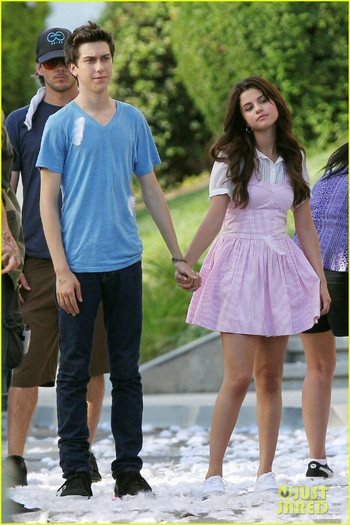gomez-on-set-kisses-01 - Selena Gomez and Nat Wolff Kissing Under Guidance