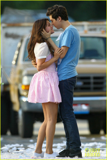 gomez-on-set-kisses-04 - Selena Gomez and Nat Wolff Kissing Under Guidance