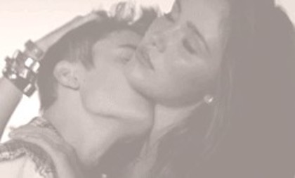[vrea sa`i de jos sutienul si o saruta pe gat] R: Drew...nn....D: shhh :X - xX Partea 2 Xx