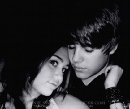 D: Ce`ai sexosule de esti agitat?? [managindu`l] D: I-i-iesii..af-afara [balbaindu`se] - xX Partea 2 Xx