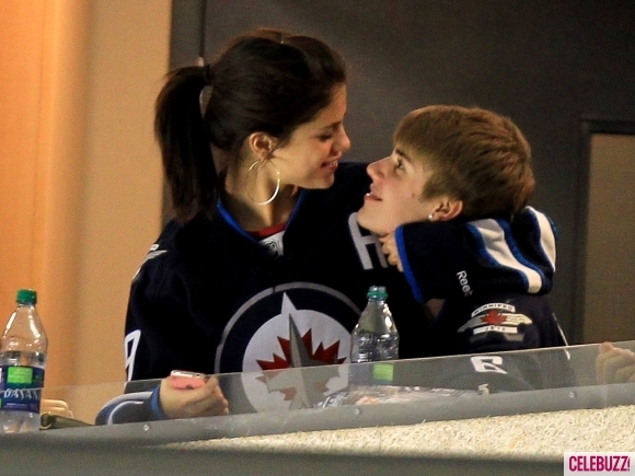 R: S`a intamplat ecva? D: esti uimitoare :X - xX Partea 2 Xx