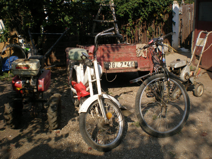 P8071355; O parte din tehnica din dotare.
