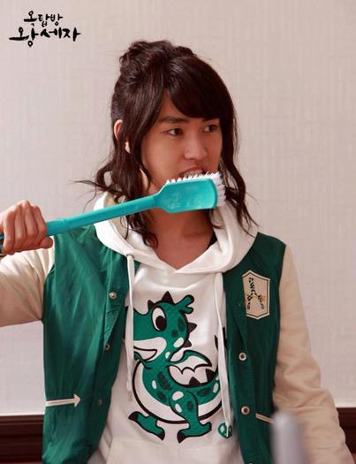 Rooftop-Prince-Official-Photo-Stills-rooftop-prince-30648983-550-715