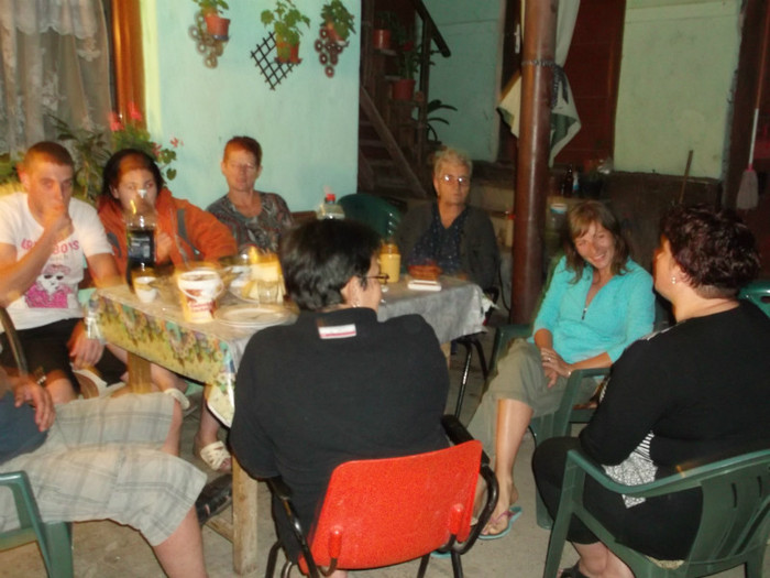 NINA (a doua din dreapta) din MIAMI