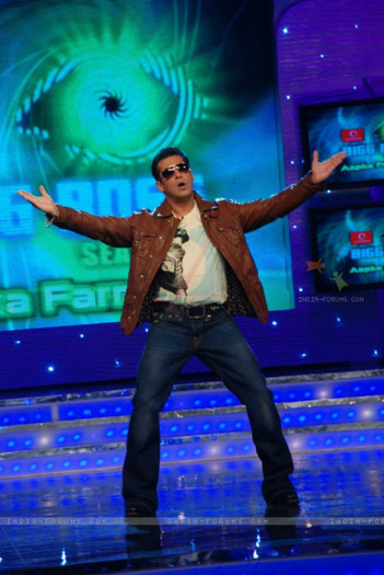 101301-salman-during-his-performance-at-bigg-boss-4-akhari-salaam - O-Salman Khan