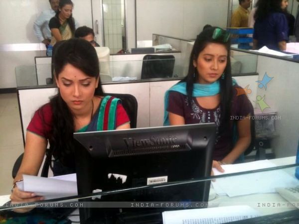 211651-ankita-lokhande-and-asha-negi-during-shooting-for-pavitra-risht