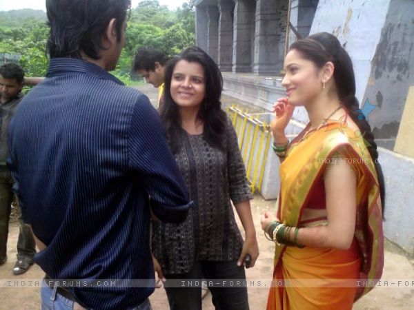 202647-ankita-lokhande-sushant-singh-rajput-discussing-the-scene-with - O-Ankita Lokhande