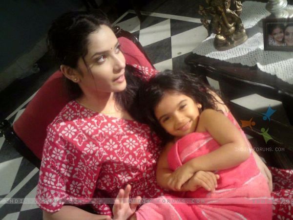 203683-ankita-lokhande-with-a-child-artist-on-the-set-of-pavitra-risht