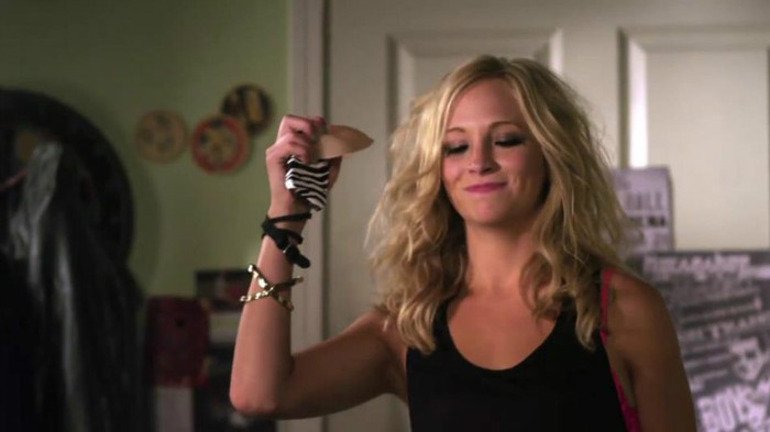 nici unde doar ca ..... ca.... nu vroiam sa te trezesc - The vampire diaries banda 2