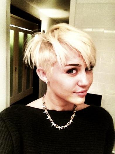 A0JGizJCYAAmNoS.jpg-large - INCREDIBIL-Miley Cyrus short haircute