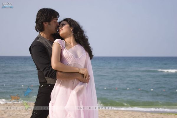 31484-bobby-and-kangna-romantic-scene - Kangana Ranaut