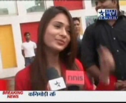 00_01_25 - sara khan16