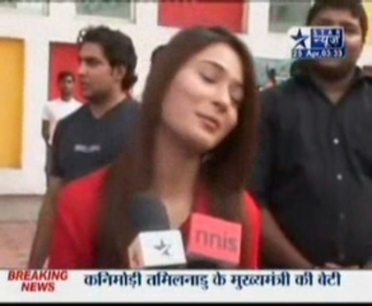 00_01_27 - sara khan16