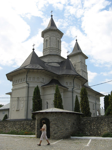 pentru a ajunge la Ciolpani , biserica noua cu hram sf Emeilian Durostorum rid intre anii 1992-1997 - Ceahlau 1 2012