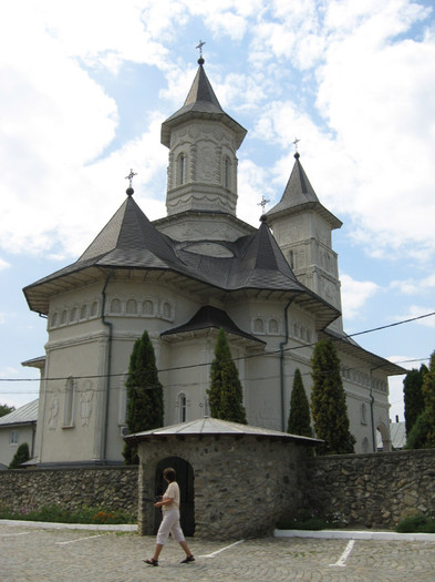 pentru a ajunge la Ciolpani , biserica noua cu hram sf Emeilian Durostorum rid intre anii 1992-1997