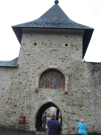 suntem acum la Manastirea Bistrita  aici turn adaugat de Petru Rares per 1541