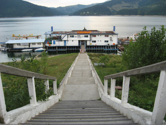 la o bere pe ponton