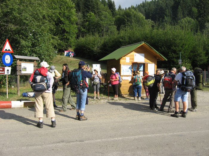 la cabana Izvorul Muntelui intram in rezervatie - Ceahlau 1 2012