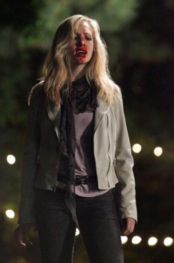 caroline se apriopie de ei ,scuze! - The vampire diaries banda 2
