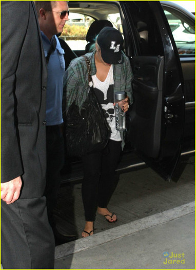 demi-lovato-lax-departure-01