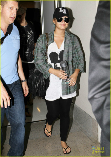 demi-lovato-lax-departure-02