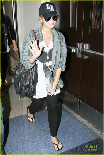 demi-lovato-lax-departure-06