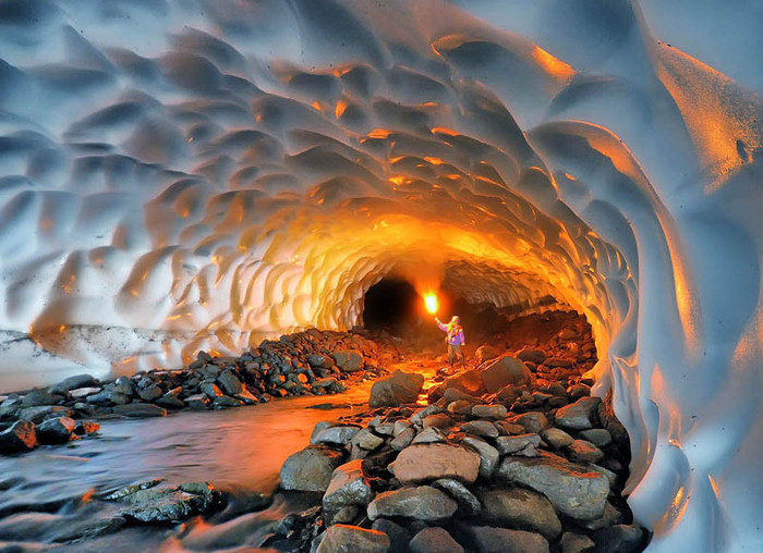 49. Un tunel de zapada din Rusia, iluminat cu o flacara - Frumusetea lunii - surprinsa in 50 de imagini