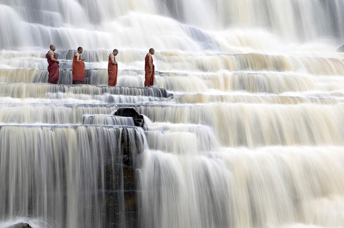 36. Calugari meditand la cascada Pongour