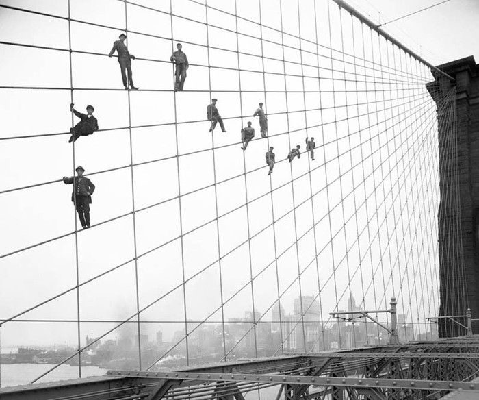 35. Oameni care stau pe cablurile podului Brooklyn in 1914
