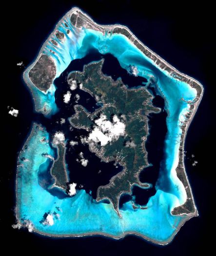 33. Bora Bora vazuta din spatiu