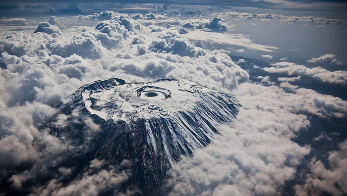 25. Muntele Kilimandjaro, vazut de sus - Frumusetea lunii - surprinsa in 50 de imagini