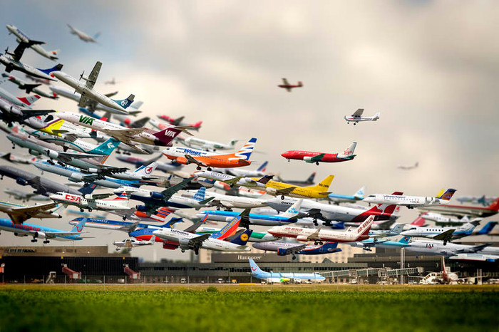 14. Mai multe poze facute la avioanele care decolau de pe aeroportul Hannover...; ... apoi fotograful a luat toate pozele cu avioane si a facut una singura...
