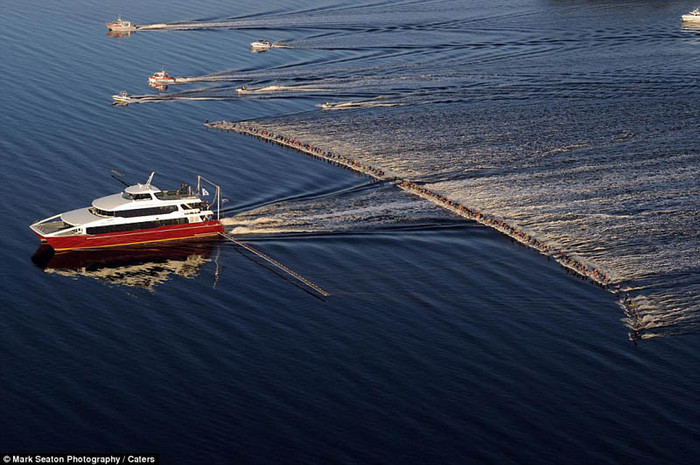 9. Barca mare trage 145 de schiori nautici