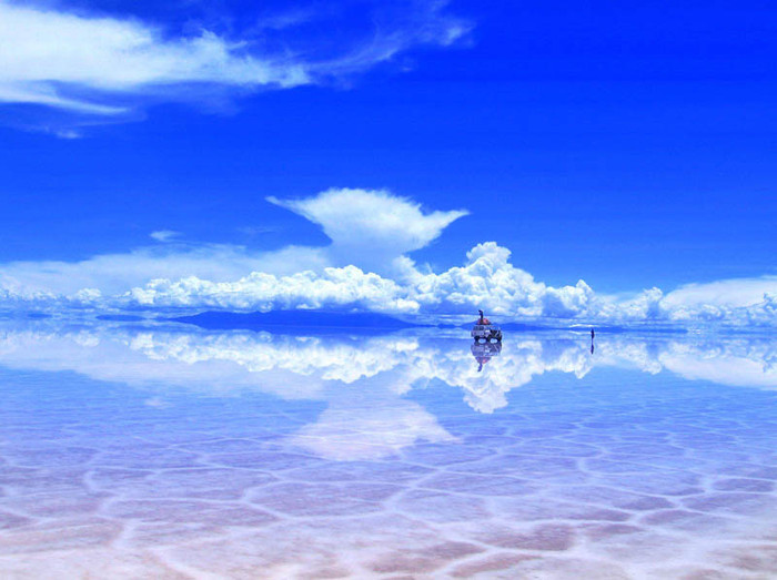 8. Salar de Uyuni (Bolivia) - campie de sare dupa ploaie