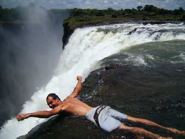 La granita dintre Zimbabwe si Zambia se afla cascada Victoria, care are in varf o piscina naturala - Iti va fi foarte greu sa accepti ADEVARUL despre aceste fotografii