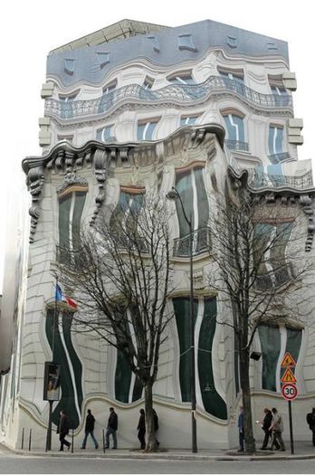 Nu e Photoshop, ci o cladire suprarealista din Paris.