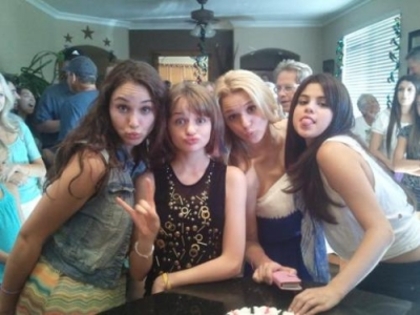 normal_joey1 - xX_Birthday Party for Joey King