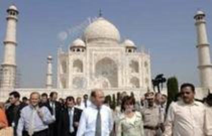 PFFFF,BASESCU LA TAJ MAHAL,IN INDIA! :o :)))) =))))) :D; HA HA HA BASHESCU IN INDIA LA TAJ MAHAL =)) :))) :D PFFF
