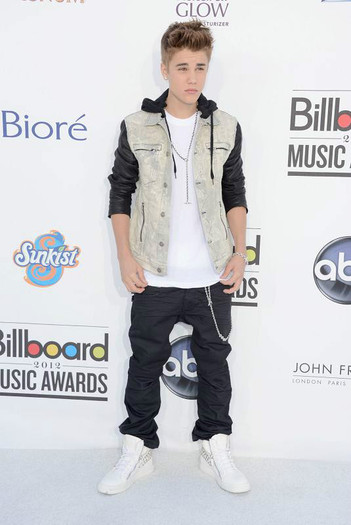 Justin-Bieber-2012-Billboard-Awards-Red-Carpet-2 - Poze cu Justin Bieber