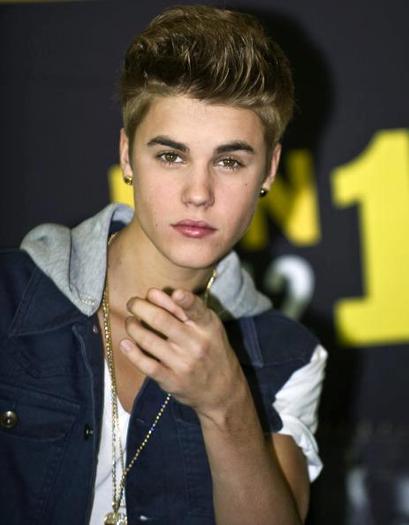 562945_10151073192824588_1141870735_n - Poze cu Justin Bieber