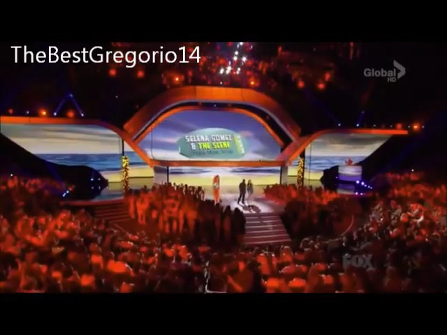 bscap0105 - xX_Teen Choice Awards 2012 - Singing Happy Birthday to Selena