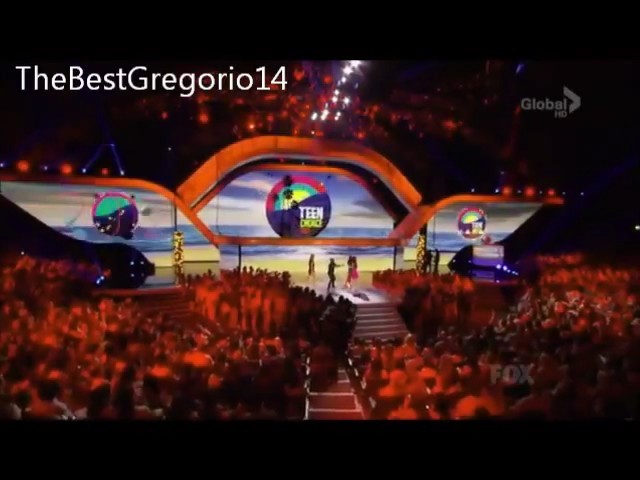 bscap0165 - xX_Teen Choice Awards 2012 - Singing Happy Birthday to Selena