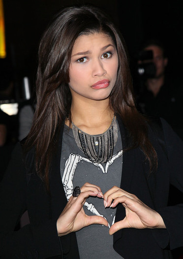 Zendaya+Coleman+Premiere+Walt+Disney+Pictures+puC6UqoSRpul - Bella Thorne Si Zendaya Coleman