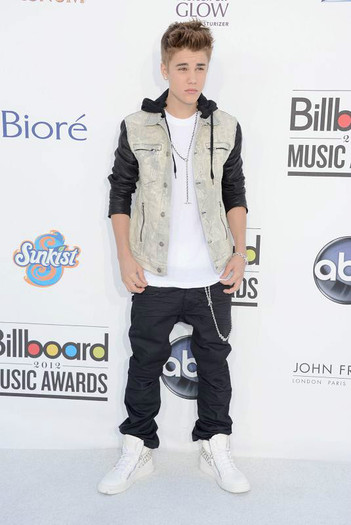 Justin-Bieber-2012-Billboard-Awards-Red-Carpet-2