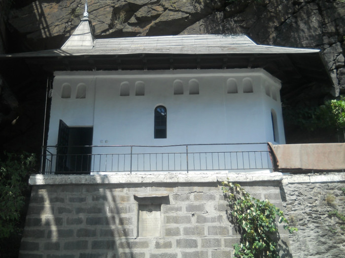 manastirea Piatra Scrisa; O manastire micuta dar aparte , in primul rand datorita amplasarii .
Este construita in stanca
