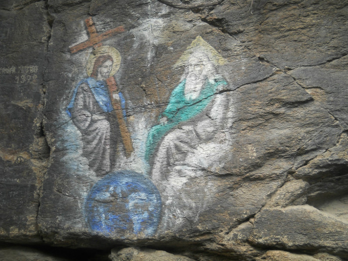icoana pictata pe stanca; Aceasta icoana este pictata pe stanca , inainte de a intra in manastirea Piatra Scrisa .Se spune ca nu este facuta de mana omeneasca !
